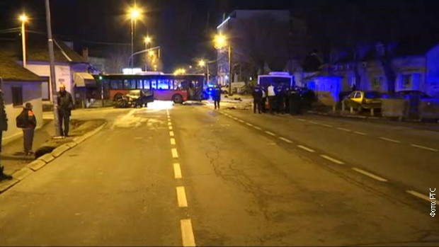 Két busz és egy személygépkocsi ütközött Zimonyban, a buszsofőr meghalt, három személy megsérült