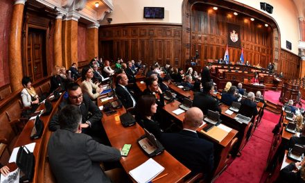 Csökken a bejutási küszöb, a parlament a VMSZ módosítóját is elfogadta