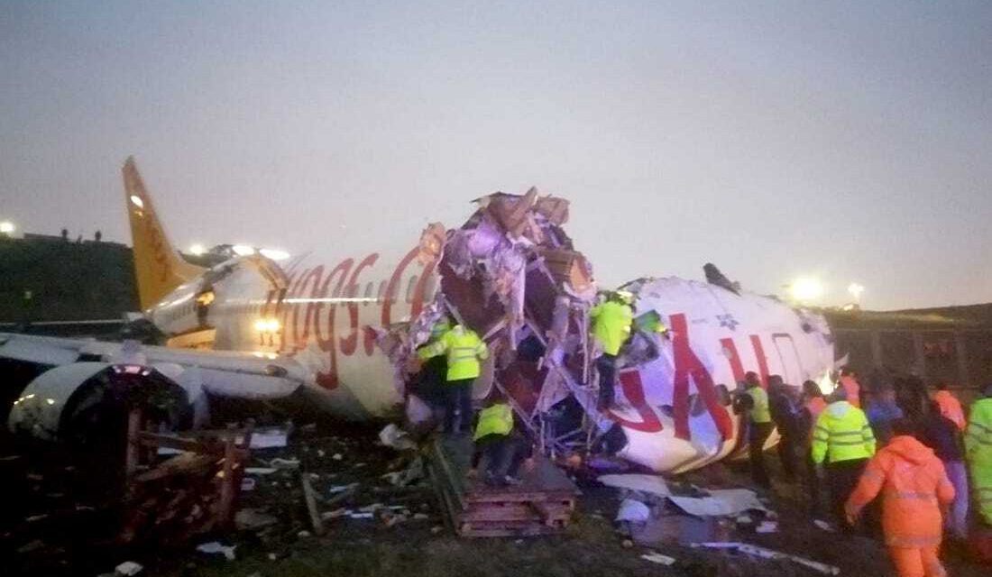 Túlfutott a leszállópályán és összetört egy repülőgép Isztambulban