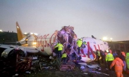 Túlfutott a leszállópályán és összetört egy repülőgép Isztambulban