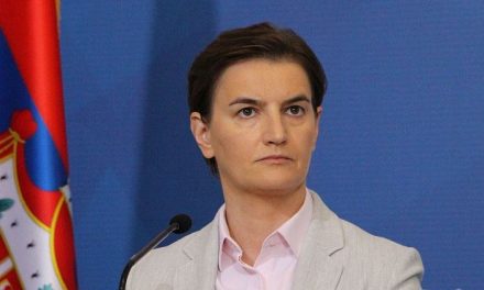 „Ana Brnabić minden szerbiai családot 5000 euróval adósított el”