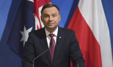 A koronavírus-járvány miatt elhalasztják a lengyel elnökválasztást