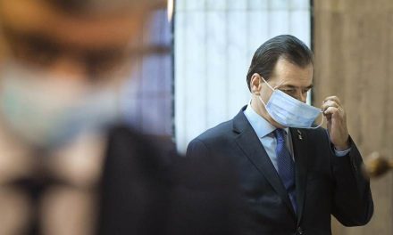 A járványügyi intézkedések megszegése és dohányzás miatt büntették meg a román kormányfőt