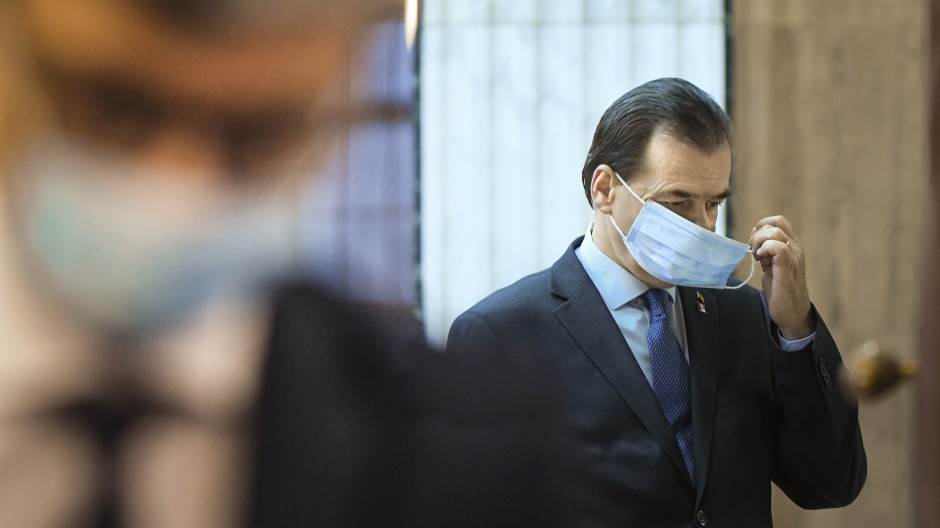 A járványügyi intézkedések megszegése és dohányzás miatt büntették meg a román kormányfőt
