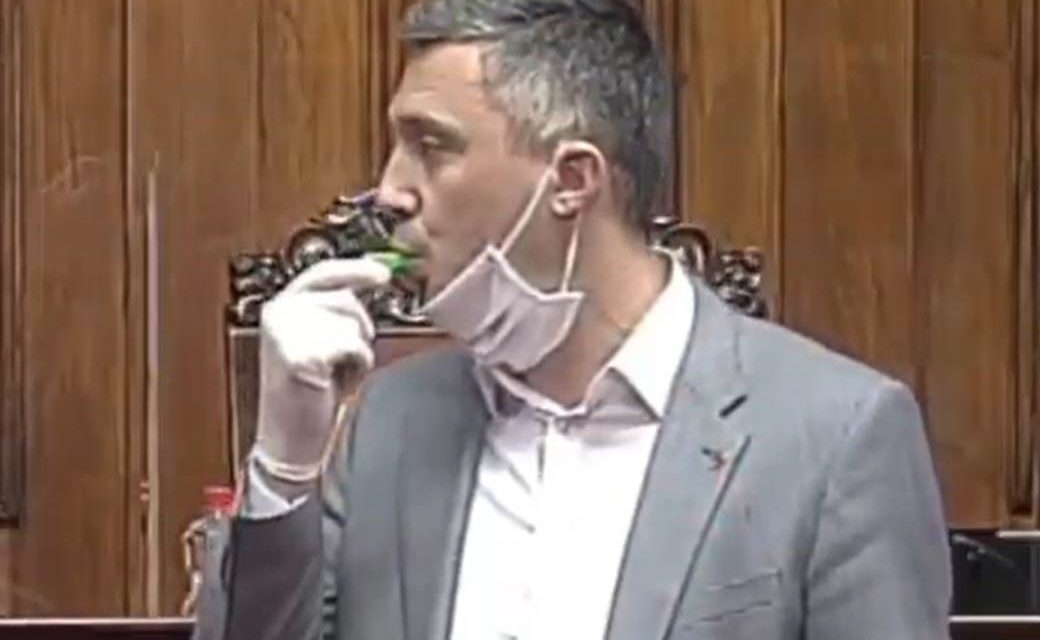 Botrány a szerb parlamentben: Boško Obradović sípolással szakította meg az ülést (videó)