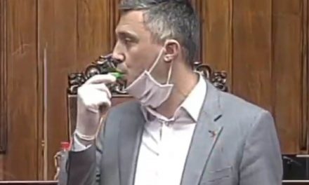 Botrány a szerb parlamentben: Boško Obradović sípolással szakította meg az ülést (videó)