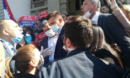 Boško Obradović a parlement előtt a hatalom képviselőivel lökdösődött (videó)
