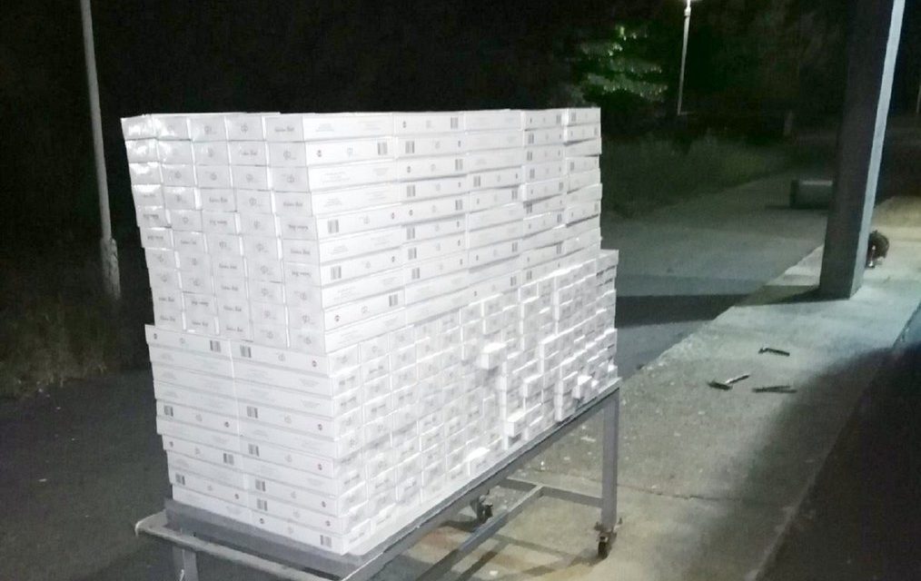 Több mint ötezer doboz cigarettát találtak a vámosok a szerb-román határon