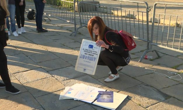 A parlament előtt égette el az okleveleit (Videó)