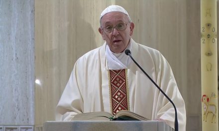 Ferenc pápa a járvány miatt csökkenti a bíborosok fizetését