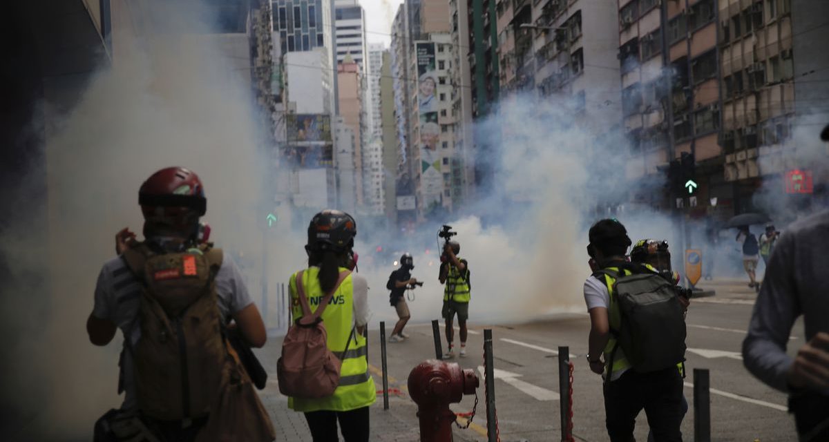Könnygázt vetettek be a hongkongi tüntetők ellen