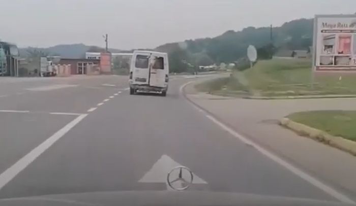 Kiesett a tehén a mozgó furgonból, a sofőr észre sem vette (videó)