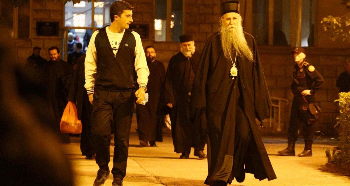 Szabadon engedték a tilalom ellenére miséző montenegrói papokat