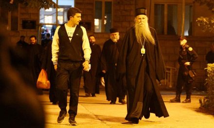 Szabadon engedték a tilalom ellenére miséző montenegrói papokat