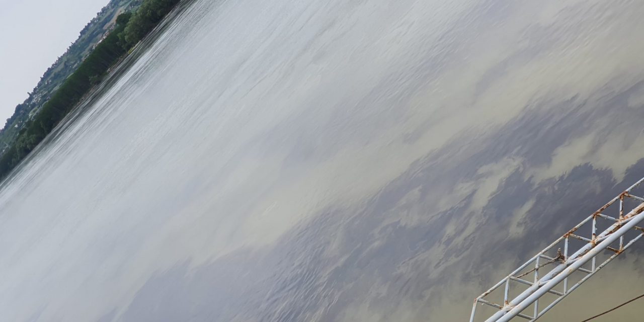 A felügyelők nem látták a Dunán úszó több száz méteres olajfoltot