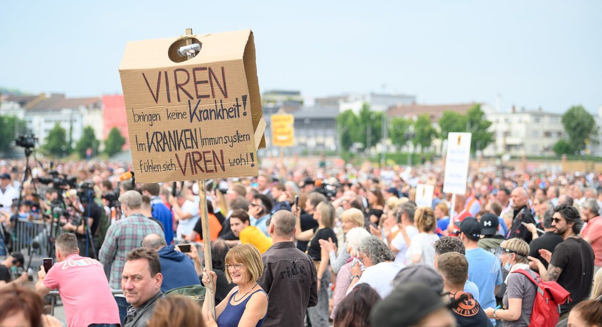 Több ezer német tüntetett a koronavírus-korlátozások ellen