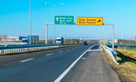 Sérült útburkolat miatt lassult le a közlekedés az Újvidék-Belgrád autópályán