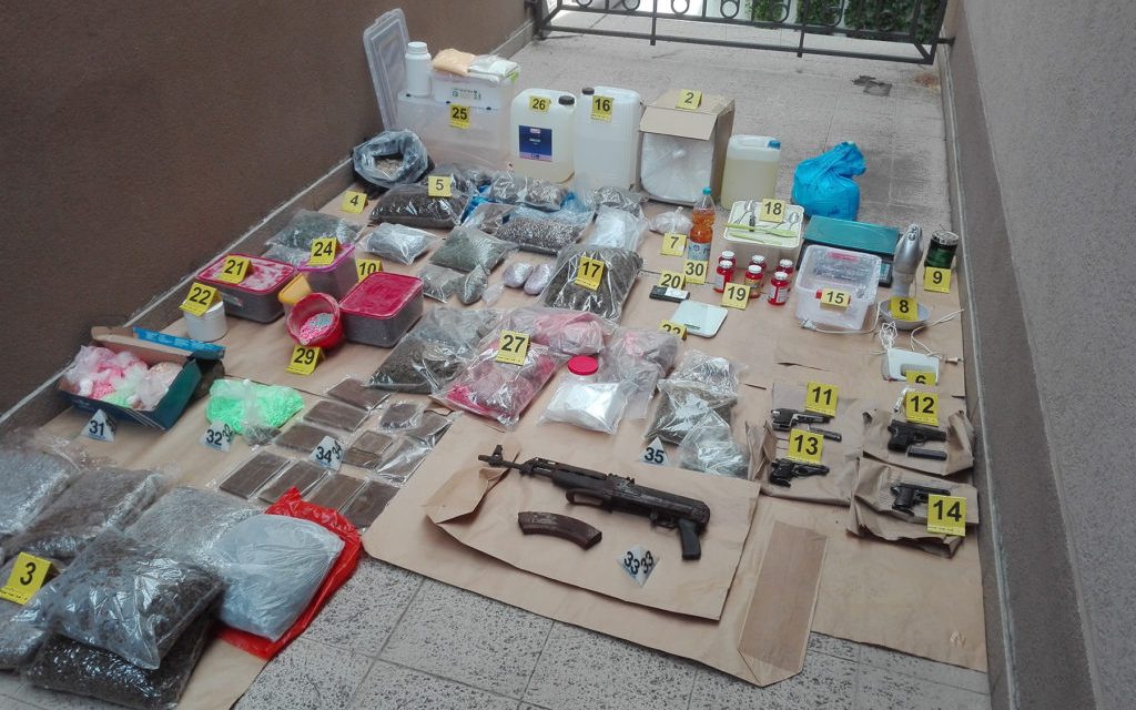 Jelentős mennyiségű kábítószert és fegyvereket foglaltak le a rendőrök (Fotók)