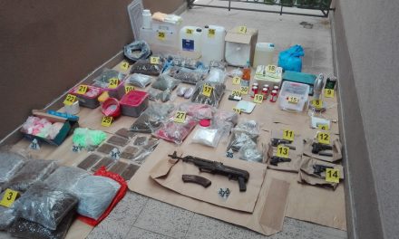 Jelentős mennyiségű kábítószert és fegyvereket foglaltak le a rendőrök (Fotók)