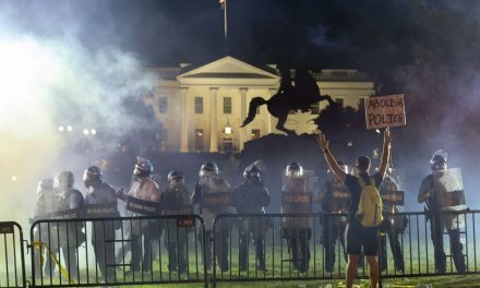 Könnygázzal oszlattak a rendőrök Washingtonban (videó)