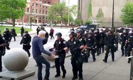 A békés tüntetőket sem kímélik az amerikai rendőrök (videó)