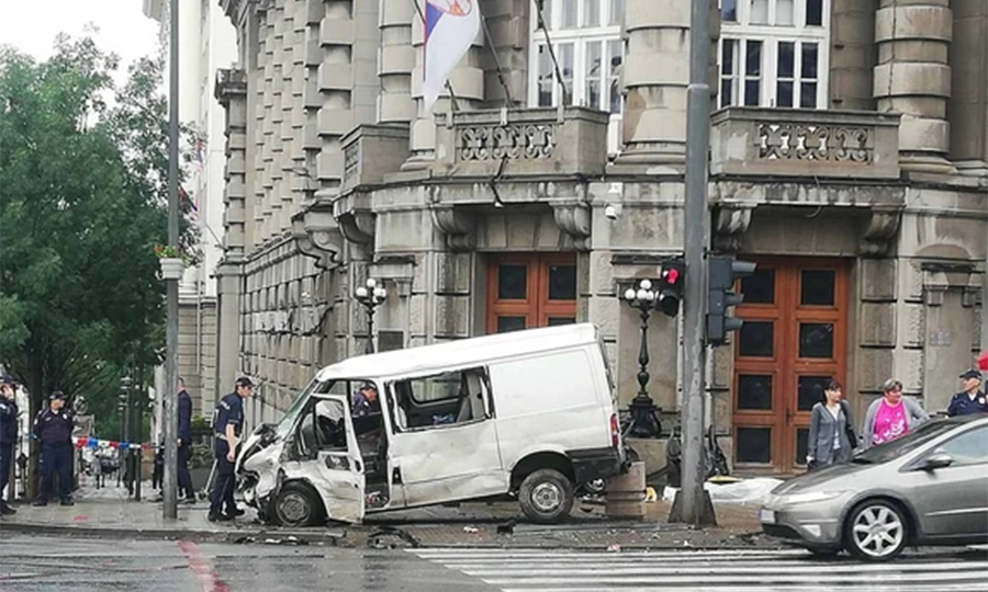 <span class="entry-title-primary">Súlyos baleset a szerb kormány épülete közelében, két ember meghalt (videó)</span> <span class="entry-subtitle">Több súlyos sérült is van</span>