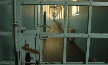 Mobilokat csempészett a raboknak egy szegedi börtönőr