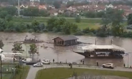 Több úszó szórakozóhelyet is elsodort a megáradt Ibar folyó Kraljevónál (videó)