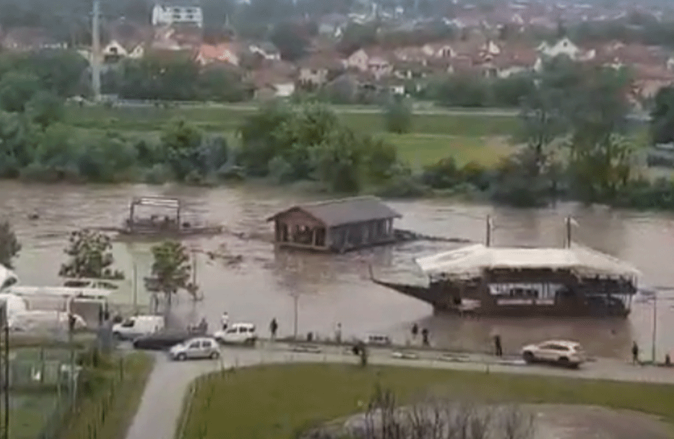 Több úszó szórakozóhelyet is elsodort a megáradt Ibar folyó Kraljevónál (videó)