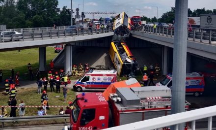 <span class="entry-title-primary">Felüljáróról bicikliútra zuhant egy busz Lengyelországban (Fotók)</span> <span class="entry-subtitle">A balesetben egy ember meghalt, sokan megsérültek</span>