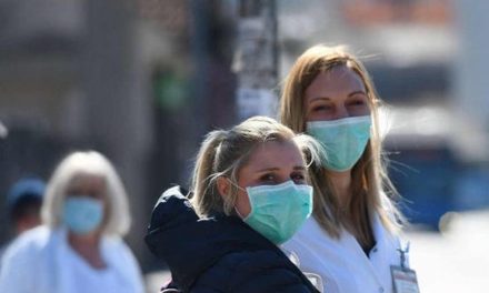 Szerbiában szabadtéren is kötelezővé tehetik a maszk használatát
