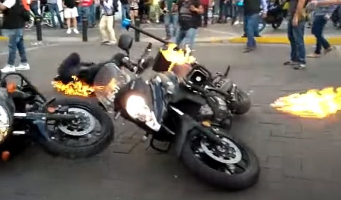 Egy rendőrt felgyújtottak Mexikóban a tüntetések során – videóval