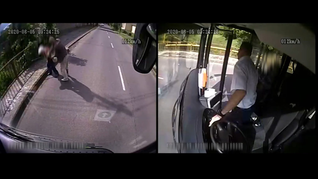 Egy miskolci buszsofőr leugrott a buszról, hogy elkergessen egy idős nőre támadó rablót (Videó)