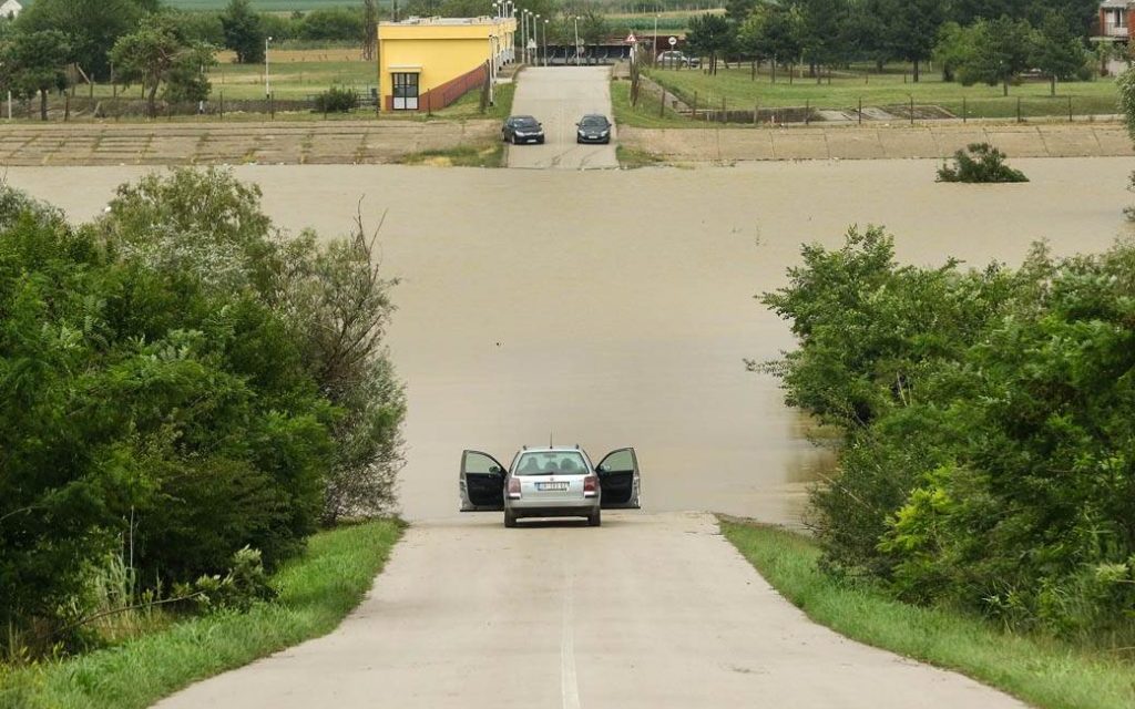 Az áradások miatt több utat lezártak a forgalom elől Szerbiában