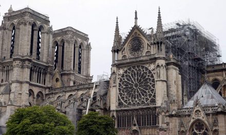 Elbontják a Notre Dame leégett huszártornya körüli állványzatot
