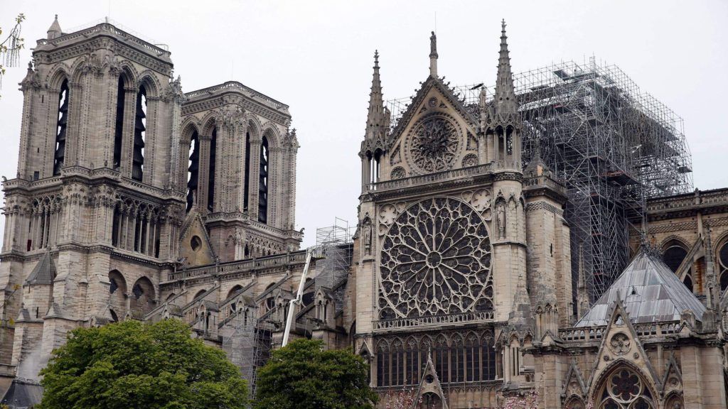 Elbontják a Notre Dame leégett huszártornya körüli állványzatot