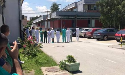 Szerbia: A kórház dolgozóinak egy csoportja hátat fordított a miniszterelnöknek és az egészségügyi miniszternek