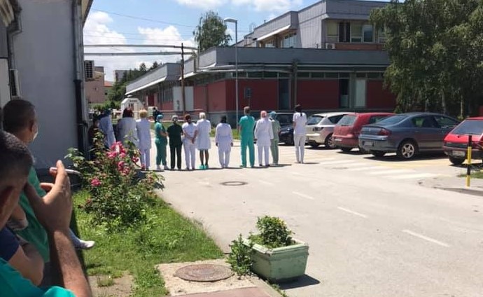 Szerbia: A kórház dolgozóinak egy csoportja hátat fordított a miniszterelnöknek és az egészségügyi miniszternek