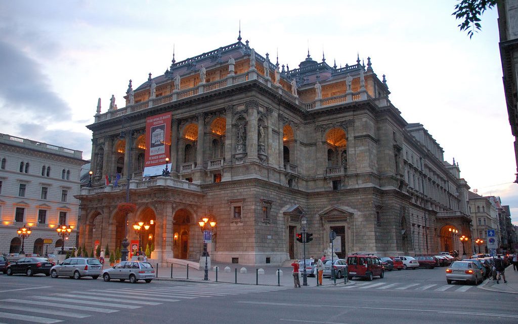 Budapest: Kigyulladt az Operaház teteje