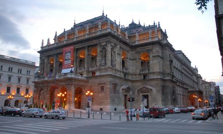 Budapest: Kigyulladt az Operaház teteje
