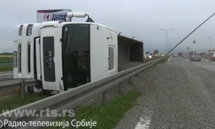 Belgrád: Felborult egy sódert szállító teherautó az autópályán (Videó)