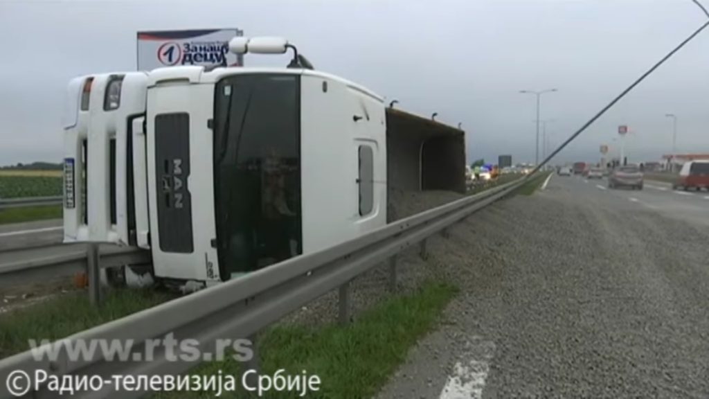 Belgrád: Felborult egy sódert szállító teherautó az autópályán (Videó)