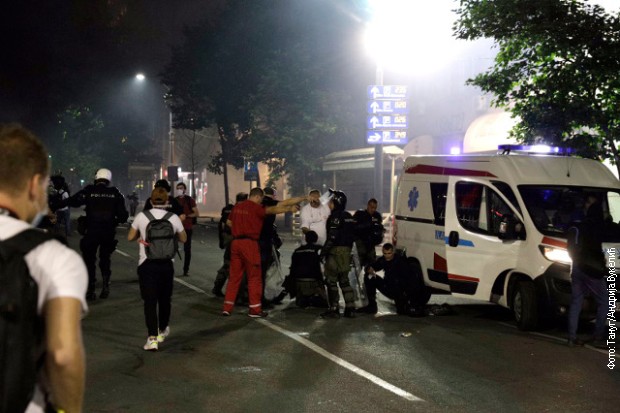 Tizenkilenc rendőr és tizenhét tüntető sérült meg a szerdai belgrádi demonstráción