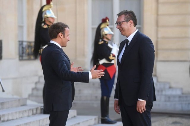 Vučić Párizsban tárgyalt Macronnal