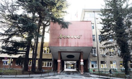Belgrád: Kiugrott az emeletről a covid-ambulancia laboránsa