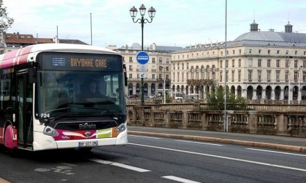 Nem akarta maszk nélkül felengedni őket a buszra, agyhalottra verték a francia buszsofőrt