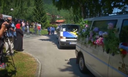 Elindult a srebrenicai mészárlás huszonötödik évfordulójára szervezett békemenet (Videó)