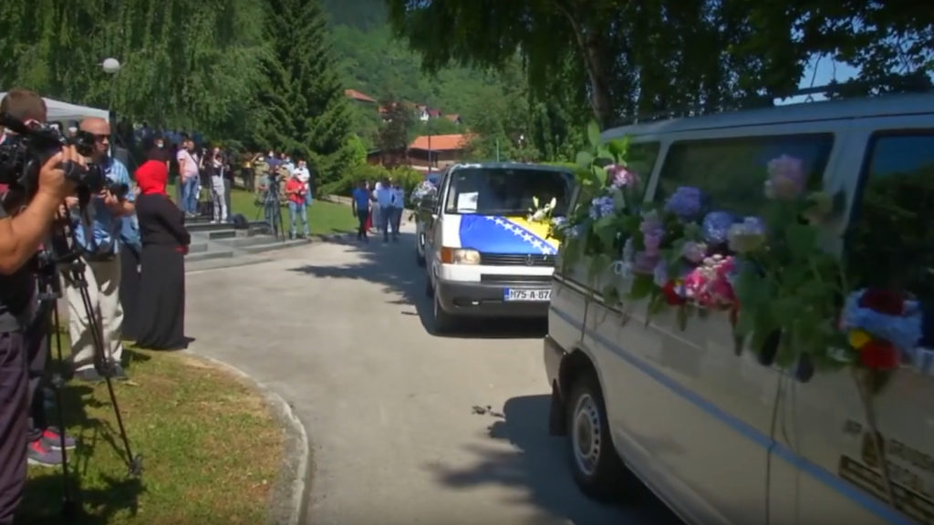 Elindult a srebrenicai mészárlás huszonötödik évfordulójára szervezett békemenet (Videó)