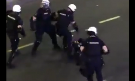 Rendőri brutalitás: Rohamrendőrök hada ütlegelt egy földön fekvő személyt (Videó)