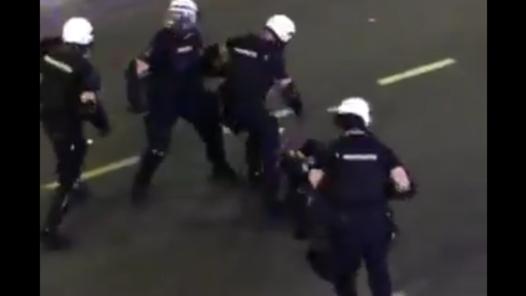 Rendőri brutalitás: Rohamrendőrök hada ütlegelt egy földön fekvő személyt (Videó)